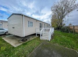 Superb 6 Berth Caravan With Decking At Seawick Holiday Park, Essex Ref 27009mv, campground in Clacton-on-Sea