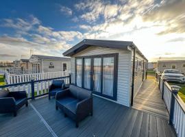 Beautiful 6 Berth Caravan With Decking, Wifi And Field Views Ref 29029sv – hotel w mieście Clacton-on-Sea