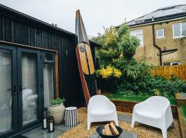 The Cabin - Close to the beach - Entire Place - Raised Bed – hotel w Bournemouth