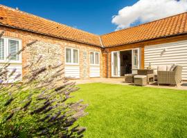 Filby Barn by Big Skies Cottages, hotel in Docking