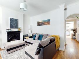 Charming 2-Bedroom Flat in the Heart of Cro London ER1, hotel in South Norwood