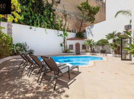 Bungalow villa with SUPER POOL AREA with WIFI & AC by 360 Estates, hotel en San Julián