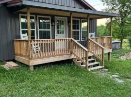 Beautiful Cabin in Red Lick Valley, hotel in Irvine