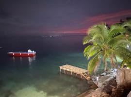 Las Palmeras OceanView Hotel and Dive Center, hótel í Little Corn Island