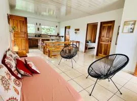 Cozy coworking Casa Alma near Lake Arenal, 2 bedroom 1 office, fiber optic, pet friendly