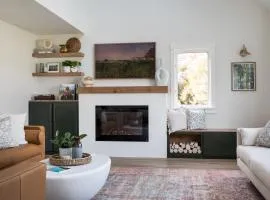 M22 Cedar House - Lakefront home in wine country with playroom