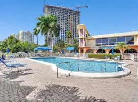 Christmas Vacation Pool Walk to Hallandale Beach