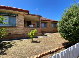 6 Beds-Whole House-Stawell-Grampians National Park, hotel in Stawell