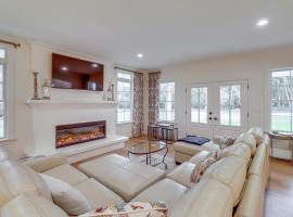 Near Chesapeake Bay: Home w/ Hot Tub, Yard Games!, Hotel in Rock Hall