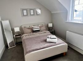 Lakeside LUX bedroom with parking, M4 Jct 11, next to train station, hotel com estacionamento em Reading