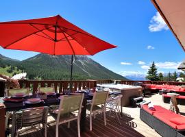 Spacious Chalet 16/18 Guests w/Slope View, Jacuzzi et Sauna, hotel a Montgenèvre