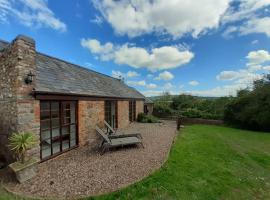 Light & Airy Vaulted Barn Conversion with a View, vacation home in Sampford Arundel
