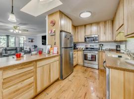 Ruidoso Cabin with Hot Tub about 2 Mi to Grindstone Lake, ξενοδοχείο σε Ruidoso