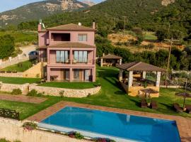 Villa Alexandros - Four Seasons, hotel con jacuzzi en Patras