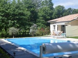 La villa guirosse, готель з басейнами у місті Sainte-Eulalie-en-Born
