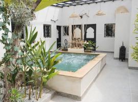 Private Villa halal 2 rooms swimming pool not overlooked, hotel bajet di Marrakech