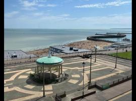 Beach View Apartment - Top floor sea view Ramsgate, hotel em Ramsgate