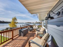 Lakefront Fox Lake Home with Furnished Deck!, feriebolig i Fox Lake