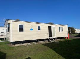 Captivating 2-Bed Caravan in Clacton-on-Sea, holiday home in Clacton-on-Sea