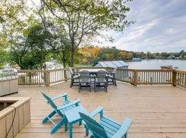 Waterfront Topping Vacation Home with Boat Dock!, vacation home in Topping