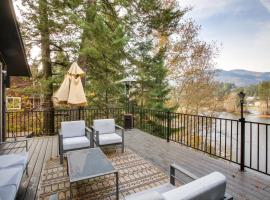 Dog-Friendly Rathdrum Lake House with Boat Dock!, hotell i Rathdrum