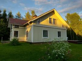 Villa SinettäStar-- Traditional Lapland Chalet，羅瓦涅米的有停車位的飯店