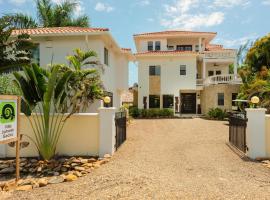 3 Story Oceanfront Luxury Villa 5 Bedroom w Pool, vila v mestu Maya Beach