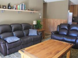 Awesome location near Downtown Bozeman, Library, Montana State Uni, Museum of the Rockies, parks, and hiking!, apartment in Bozeman