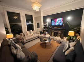 Deluxe Huge Detached House with Parking, sleeps up to 30 people, 2m from Liverpool City Centre, family hotel in Liverpool