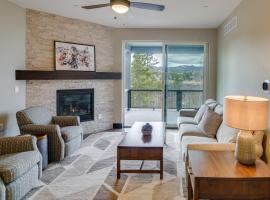 Modern Fraser Townhome with River Views Near Skiing!, hotel met parkeren in Fraser