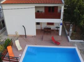 Seaside family friendly house with a swimming pool Krusevo, Novigrad - 21963, hotel v destinaci Bašić