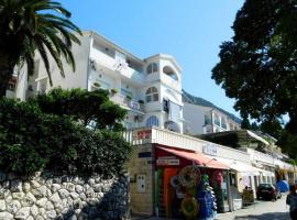 Apartments and rooms by the sea Gradac, Makarska - 21986: Gradac şehrinde bir otel