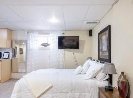 KD Bachelor Suite - Lower Level, cheap hotel in Barrie