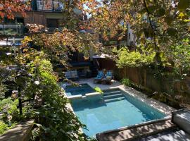 Superb Beach Home:Heated Pool-Hot Tub Open 365Days, hotel din apropiere 
 de Warden Subway Station, Toronto