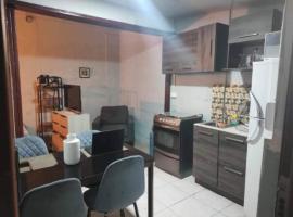 Minimalist House 1br El Bosque, hotel en Quito