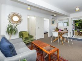 2 Bedroom Home away from Home near CBD & private parking, family hotel in Hamilton