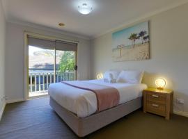 Scenic pet friendly home that sleeps 10, hotell med parkeringsplass i Mount Clear
