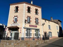 La Cigogne: Panissières şehrinde bir otoparklı otel