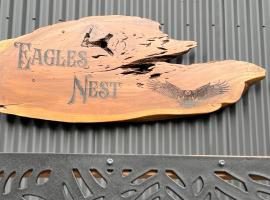 Eagles nest cottage, hótel í Bald Knob