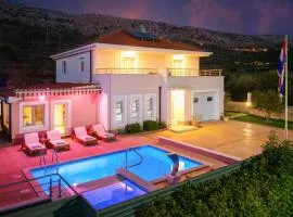 VILLA MILLA with private pool, jacuzzi, sauna, gym, max. 8 person