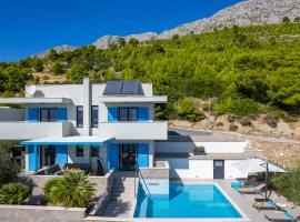 Villa Allegra with 32msq heated pool, 300m far from sandy beaches, open sea view, tradicionalna kućica u Omišu