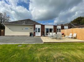 The Ridge Bungalow, at the highest point in the Heart of Cheshire, sumarhús í Frodsham