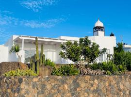 Casa Bella Vista frente al mar y piscina natural., hotell i Charco del Palo