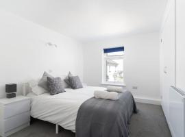 Bright and Modern St Just 1 bedroom apartment in old Cornwall, hotel in St Just