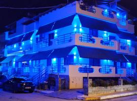 The Blue Beach Apartments โรงแรมในเนอาเปรามอส