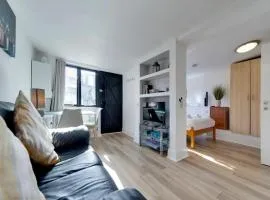 Pass the Keys Cosy Cabin in Central Cambridge Free Parking
