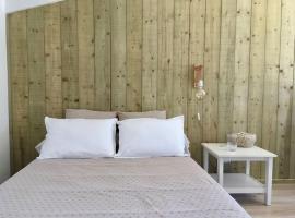 Chaleureux studio entre campagne et océan, cheap hotel in Rogil