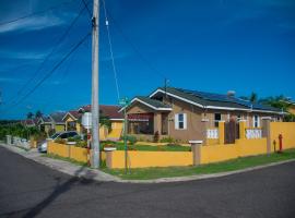 PARADISE VILLa SLEEP 6 PRIVATE POOL: Ocho Rios şehrinde bir otel