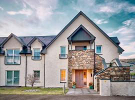 The Steadings, Aviemore Luxury 5 star rated 3 Bed with home cinema garden and parking，阿維莫爾的豪華飯店