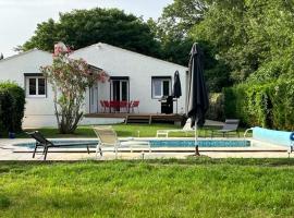 Maison piscine chauffée 3 min d'Uzès, hotel en Montaren-et-Saint-Médiers